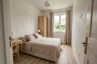 Petite chambre de moins de 9m2 dans une maison individuelle avec lit simple, bureau bois et parquet clair
