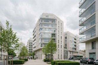 Immeuble neuf en construction à Nanterre avec architecture moderne et balcons vitrés en 2026