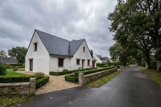 Maison neuve contemporaine en Bretagne avec toit en ardoise et jardin paysager